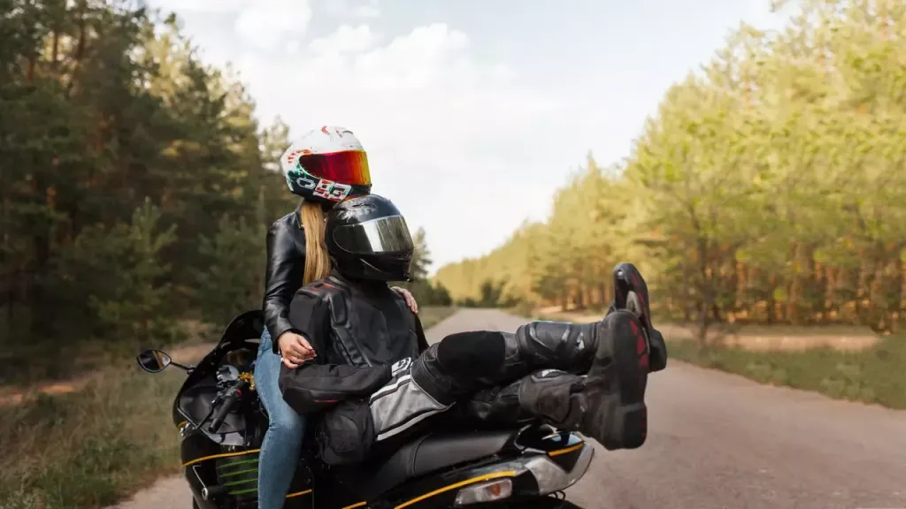 Strój motocyklowy dla pasażera – jakie warunki musi spełniać?