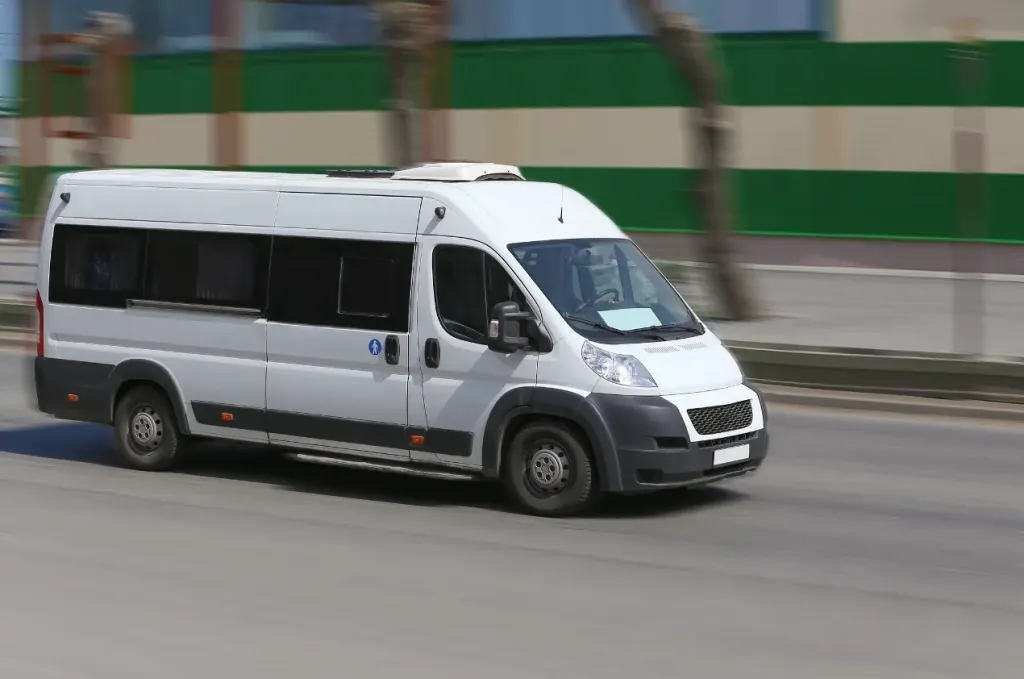 Bus a autokar. Dlaczego nie należy mylić tych pojęć i który pojazd wybrać?