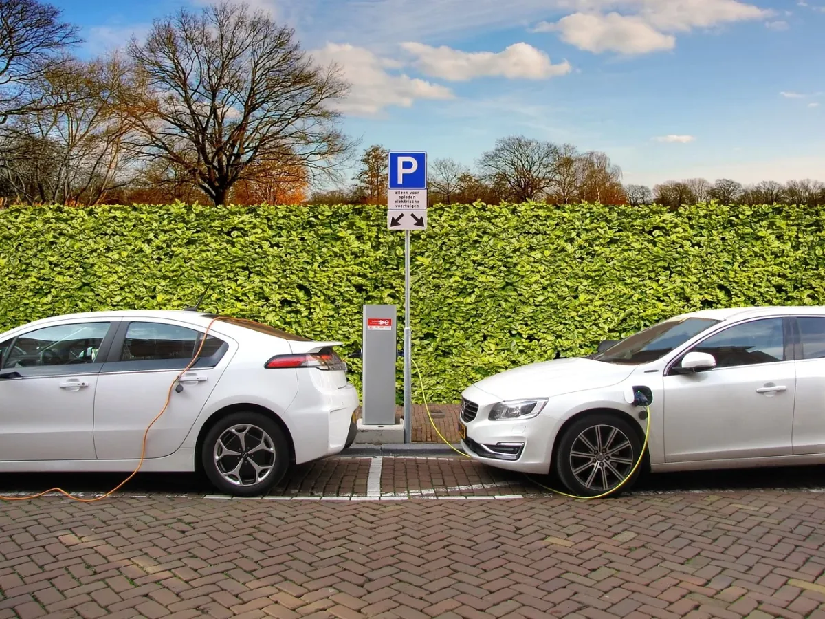 Nowoczesny SUV MG HS PHEV zaparkowany na podjeździe w świetle zachodzącego słońca.