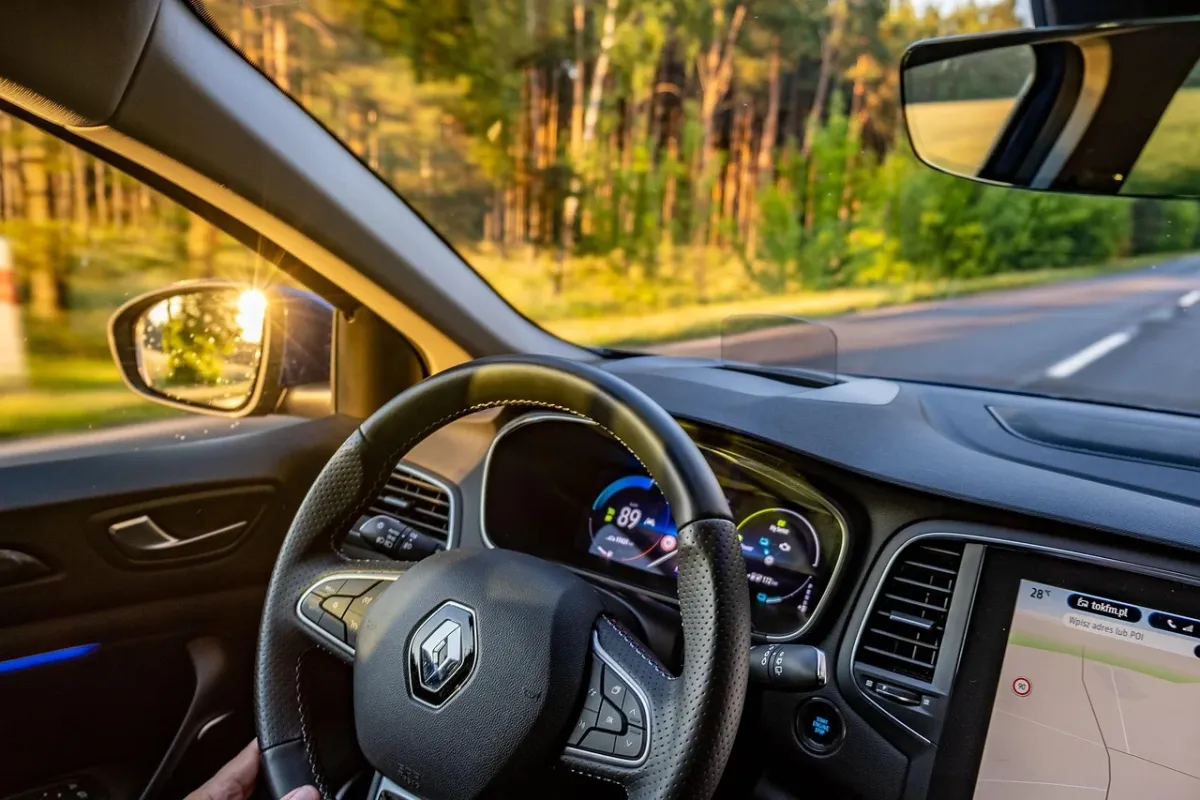 Nowoczesny kokpit samochodu Renault Megane z widoczną automatyczną skrzynią biegów.