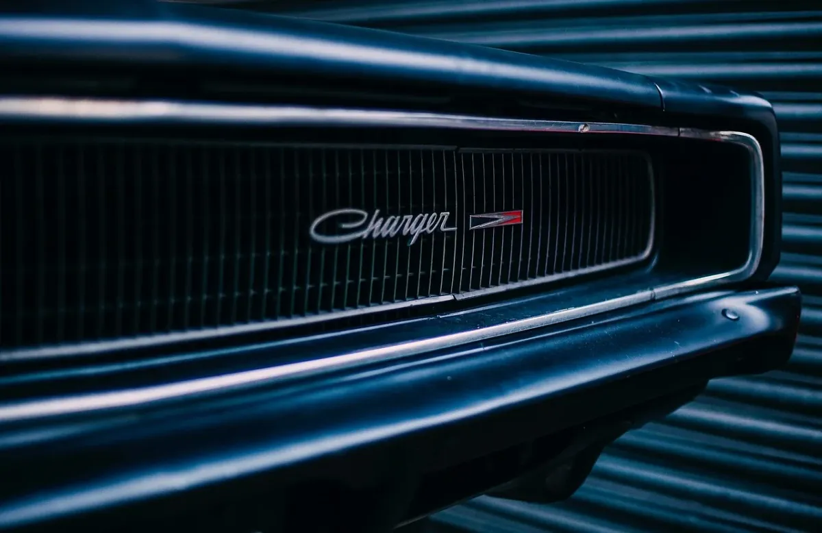 Klasyczny Dodge Charger z automatyczną skrzynią biegów, prezentujący ponadczasowy styl amerykańskiej motoryzacji.