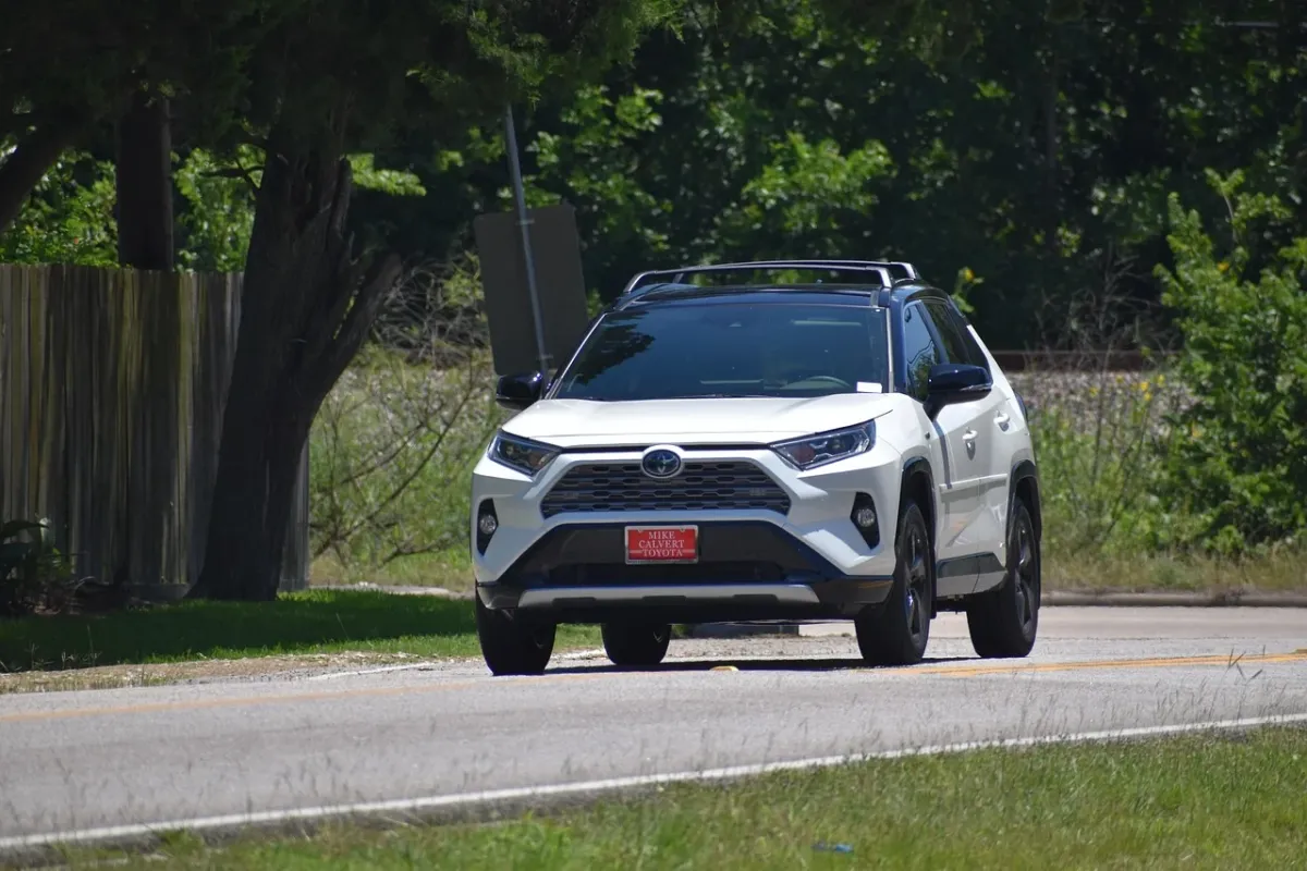 Samochody typu SUV: Toyota RAV4 oraz Honda CR-V ustawione obok siebie.