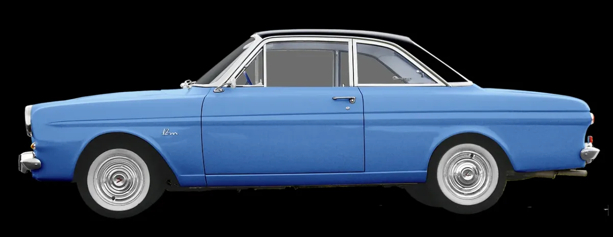 Srebrny sedan i czerwone coupe zaparkowane obok siebie na tle nowoczesnej architektury podczas złotej godziny.